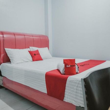 Reddoorz @ Jalan Pemuda Medan Hotel Esterno foto