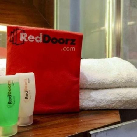Reddoorz @ Jalan Pemuda Medan Hotel Esterno foto