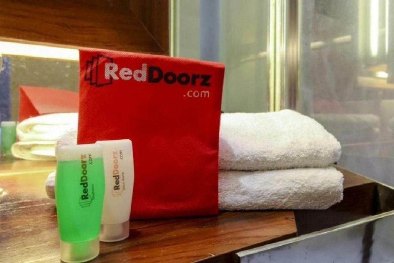 Reddoorz @ Jalan Pemuda Medan Hotel Esterno foto