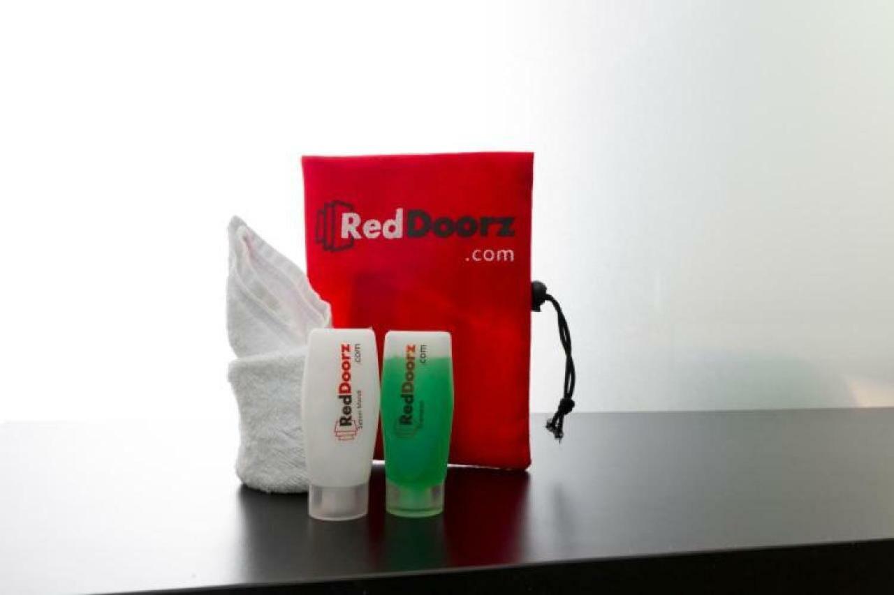 Reddoorz @ Jalan Pemuda Medan Hotel Esterno foto